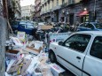 Müllberge liegen zwischen parkenden Autos an einer Hauswand Müllberge gehören in Neapel zum alltägl