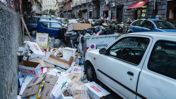 Müllberge liegen zwischen parkenden Autos an einer Hauswand Müllberge gehören in Neapel zum alltägl