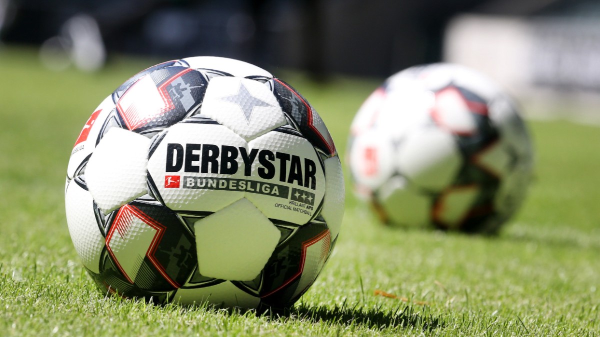 Derbystar Fußball Ball personalisierbar mit deinem Text Namen Wunschmotiv Bild 