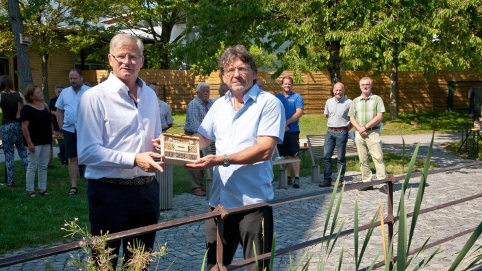 Hotels für Krabbler: Helmut Sloim von der ARGE "Am Bergfeld" und Poings Bürgermeister Albert Hingerl mit einem der 25 Insektenhotels, die im Bergfeldpark aufgestellt werden.