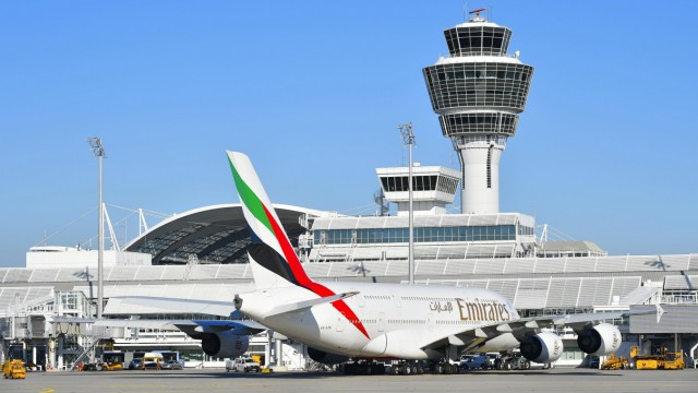 Airbus A380 der Fluggesellschaft Emirates mit Tower Flughafen München Bayern Deutschland Europa