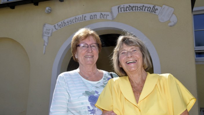 Klassentreffen: 70 Jahre liegt die Einschulung zurück: Renate Grillhiesl (links) und Christa Dobiasch freuen sich immer, ihre alten Schulkameraden wiederzusehen.