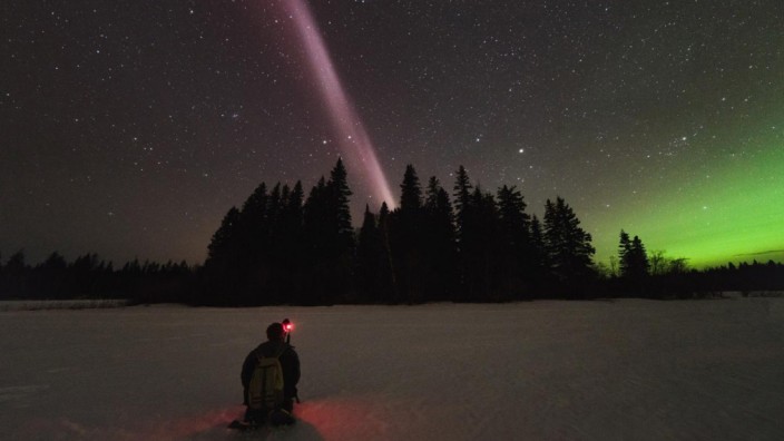 Arktis: Von Fotografen erfuhren Wissenschaftler, dass es auch eine violette Variante des Polarlichtes gibt.
