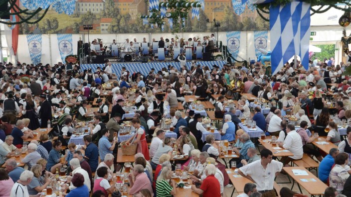 Publikumsmagnet Volksfest: So viele Besucher wie noch nie sind heuer auf das Dachauer Volksfest geströmt. Wegen der Hitze wurde allerdings weniger Bier getrunken.