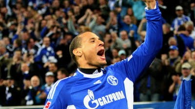 Fußball-Bundesliga: Schlakes Jermaine Jones freut sich nach seinem Treffer zum 3:0 - die Fans der Königsblauen feiern im Hintergrund mit