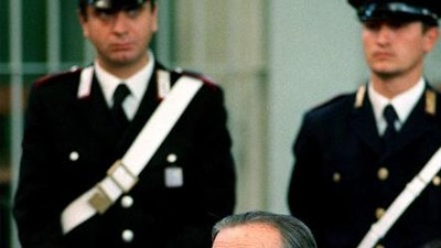 Untergrundtruppen in Nato-Staaten: Der italienische Ministerpräsident Giulio Andreotti vor Gericht wegen Mordverdachts und Kontakten zur Mafia. Im Zuge der Verhandlungen enthüllt er die Existenz einer italienischen Geheimarmee.