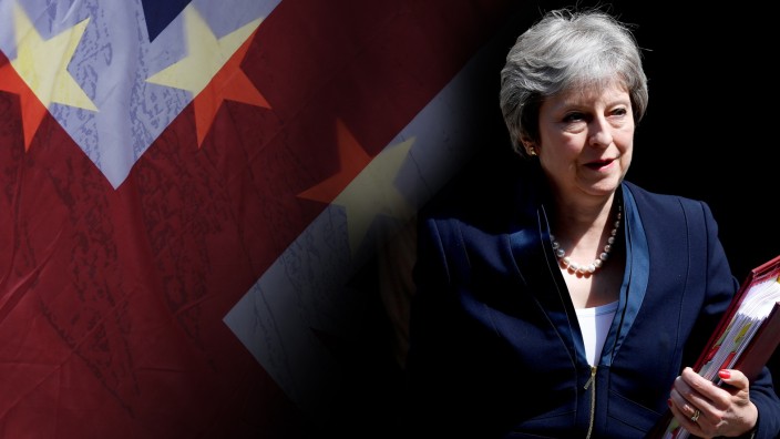 Brexit: Gegner von Regierungschefin Theresa May werfen ihr vor, sie binde das Königreich zu eng an die EU. Der mühevolle Kompromiss könnte noch scheitern.