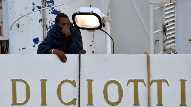 Italien: Mehr als 100 Menschen müssen weiter auf der „Diciotti“ ausharren.