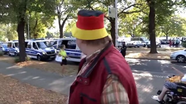 Sachsens Polizei und Pegida: Der Herr mit Hut, der hier zu sehen ist, verdient sein Geld beim LKA Sachsen. Nun ist er zum Medienstar geworden - weil er im Namen von Pegida TV-Journalisten anbrüllte.