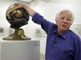 Fritz Koenig mit dem kugelförmigen Modell "Sphere"