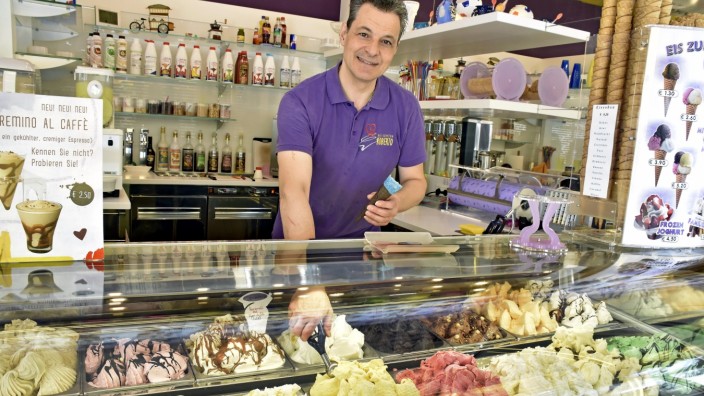 Eiscafes im Landkreis (6): Roberto Lorenzon ist ein Tüftler. Er probiert so lange an einem neuen Rezept, bis es ihm schmeckt.