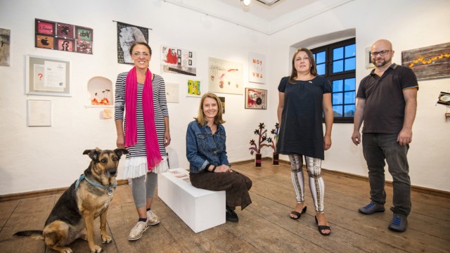 Ausstellung: Nuë Ammann (hier mit Hund Toni), Elke Emmert, Cristina Blank und Jürgen Oliver (v.li.).