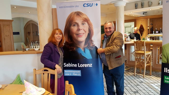 Wahlkampf: Aufbau der Plakate am Stammtisch: Sabine Lorenz und Franz Wirtensohn legen selbst Hand an.