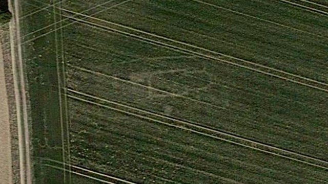 Archäologie: Luftbild aus Google Earth vom 8. April 2018. Durch Kümmerwuchs im Getreide zeichnen sich die im Boden schlummernden Grundmauern der Kirche St. Lorenz und die der Einsiedelei deutlich ab.