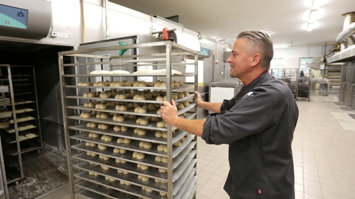 Handwerk: In der Backstube von Thomas Grundner wird noch alles selbst gemacht, sogar die Croissants. Darauf ist der Moosburger Bäckermeister stolz - und seine Kunden wissen zu schätzen, dass dort noch handwerklich gearbeitet wird.