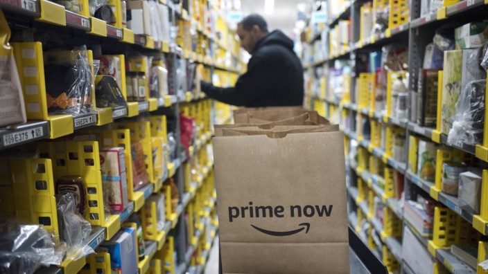 US-Konzern: Ein Amazon-Mitarbeiter stellt in einem New Yorker Versandzentrum eine Lieferung zusammen.