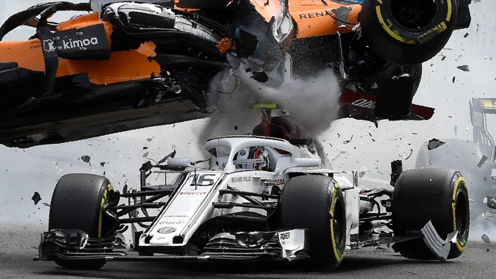 Formel 1: Spa, kurz nach dem Start: Fernando Alonsos McLaren fliegt über Charles Leclerc hinweg. Dessen Halo weist danach Schäden auf – sein Helm nicht.