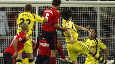 Fußball-Bundesliga: Erlösung für Bayer: Manuel Friedrich (Nummer 5) gleicht gegen Borussia Dortmund aus.