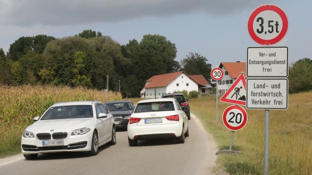 Schleichweg: Autos kommen in der engen, kurvigen Bachstraße noch aneinander vorbei, begegnet einem ein Lastwagen, wird es dagegen kritisch.