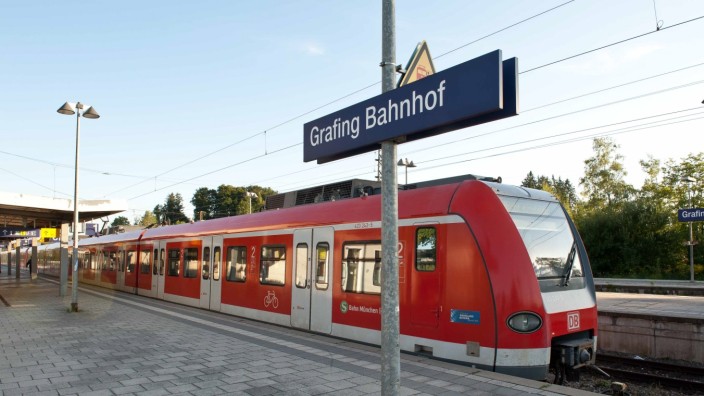 Öffentlicher Nahverkehr im Landkreis Ebersberg: Nächster Halt Rosenheim könnte es für S-Bahn-Passagiere in Grafing Bahnhof bald heißen.
