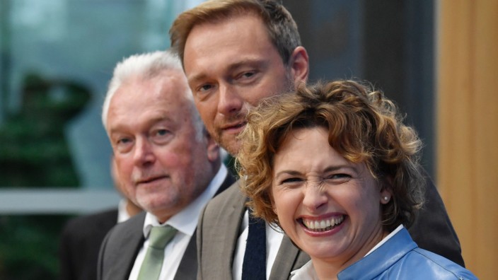 Neonazi-Krawalle: Die FDP-Spitze (v.li.) Parteivize Wolfgang Kubicki, Parteichef Christian Lindner und Generalsekretärin Nicola Beer
