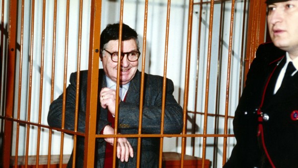 Mafia Boss Salvatore Riina während seines Prozesses in Neapel PUBLICATIONxINxGERxSUIxAUTxONLY