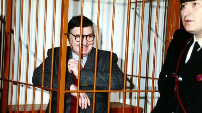 Mafia Boss Salvatore Riina während seines Prozesses in Neapel PUBLICATIONxINxGERxSUIxAUTxONLY