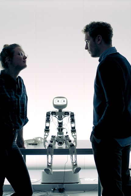 Studium: So, Freundchen, und jetzt: Juli Mörtlbauer, Hauptfigur der Serie "Technically Single", stellt in Begleitung eines Lügendetektor-Roboters ihren Ex zur Rede.