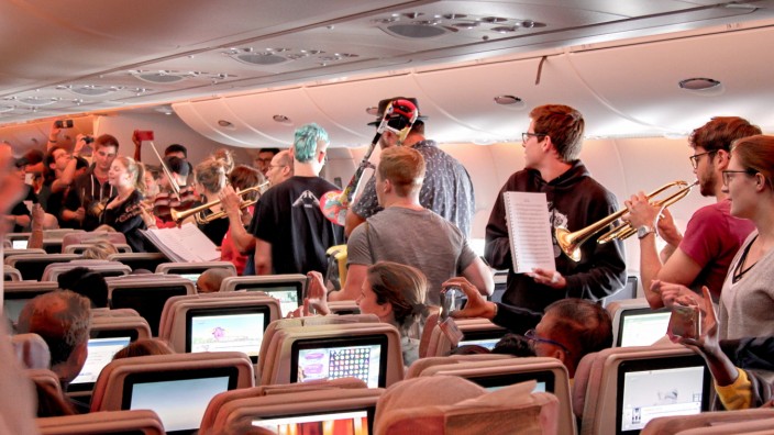 Grafinger Jugendorchester im Flugzeug.