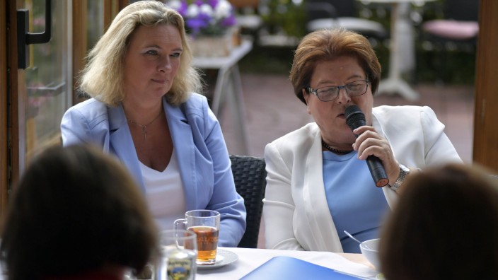 Frauen in der Politik: Zwei starke Frauen in der CSU, die sich gegen starke Widerstände in der Partei durchsetzen mussten: Kerstin Schreyer (links) und Barbara Stamm.