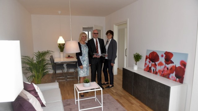 Appartements für Senioren: Warten auf die ersten Mieter: Bürgermeisterin Gabriele Müller (links), Michael Settgast und Anja Becker.
