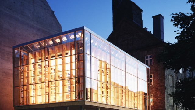 Architektur: Das Gemeindezentrum mit dem Veranstaltungssaal auf Säulen steht in Kopenhagen.