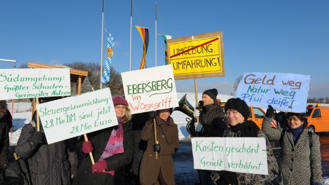 In den Sumpf gebaut: Während der Eröffnung im Winter 2010 demonstrierten die Grünen gegen die Straße.