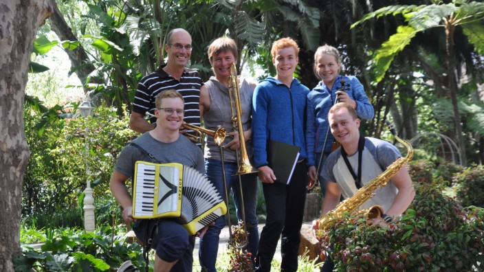 Familie Hacker von links: David (24, Akordeon), Uwe (55, Trompete), Brigitte (52, Posaune), Paul (15, Klavier), Marie (11, Geige), Florian (22, Saxophon).