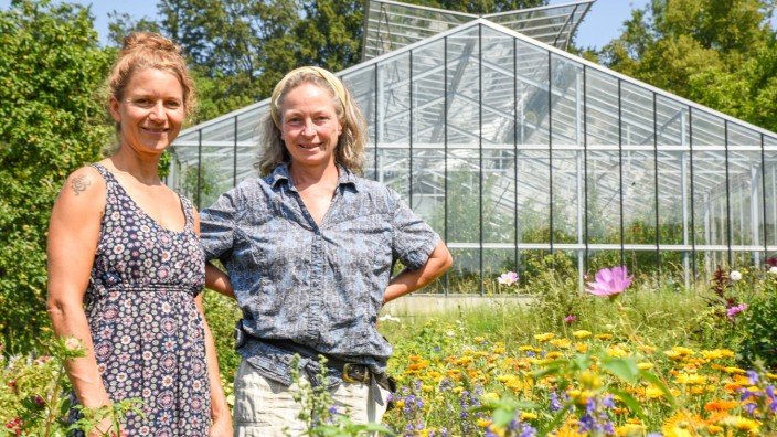 SZ-Serie: "Aus erster Hand": Renate Hansmair (rechts) und Gärtnerin Claudia Brettel kultivieren in der Schlossgärtnerei Weidenkam Gemüse und Blumen nach ökologisch verantwortbaren Kriterien, ganz nach dem Motto "Pflanzen stärken, anstatt Schädlinge zu bekämpfen"