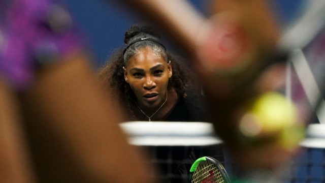 Serena Williams: Voll fokussiert: Auch im Schwesterduell mit Venus lässt Serena Williams keinen Zweifel daran aufkommen, dass sie bei den US Open nichts als den Titel im Sinn hat.