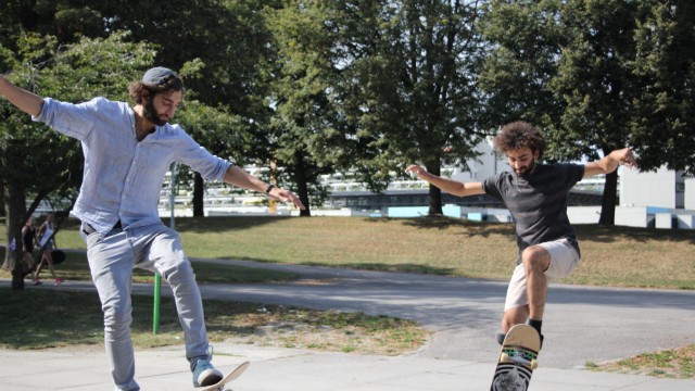 Trendsport: Pacel (rechts) und Ali Khachab skaten oft im Olympiapark. Sie haben dort eine Skateboardschule.