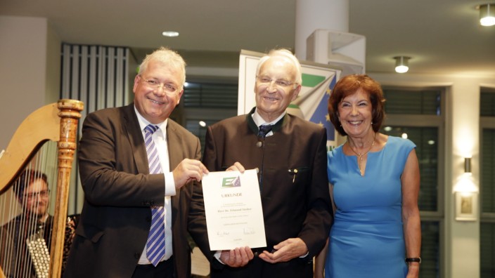 Wolfratshausen: Markus Ferber (Vorsitzender der Europa-Union Bayern, links) und Elke Müller (Kreisvorsitzende der Europa-Union) gratulieren dem Jubilar Edmund Stoiber.