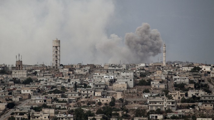 Krieg in Syrien: Rauch steigt auf über einem Ort in der Provinz Idlib.