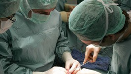Gesundheitssystem: Chirurgen in Heidelberg operieren einen krebskranken Patienten.