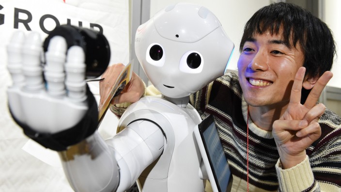 "Smarte" Technologie: Pepper, der humanoide Roboter aus Japan, ist mit Kulleraugen, Kunststoffhaut und Piepsstimme das menschliche Gesicht der schönen smarten Welt. Hier macht Pepper ein Selfie mit einem Bewunderer.