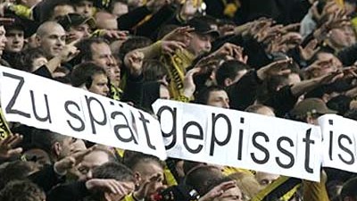 Flügelflitzer: Urintest: Das ist noch neu für den Fußballbetrieb: "Zu spät gepisst, ist auch gedopt", meinen zumindest die Fans von Borussia Dortmund im Spiel gegen die TSG Hoffenheim.