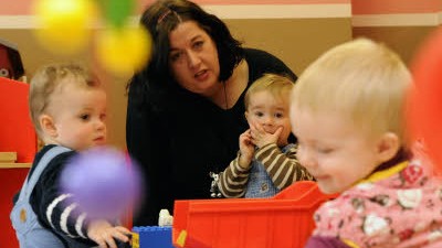Kinderbetreuung: Kinderbetreuung: Bis zum Jahr 2013 sollen bundesweit etwa 30.000 neue Tagesmütter angeworben werden.
