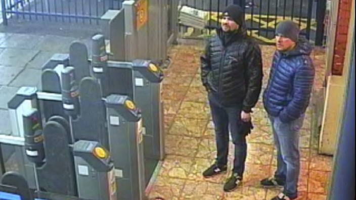 Verdächtige im Fall Skripal: 11 000 Stunden Videomaterial sollen britische Polizisten gesichtet haben: Die Aufnahmen von Überwachungskameras sollen die beiden Männer in Salisbury zeigen.