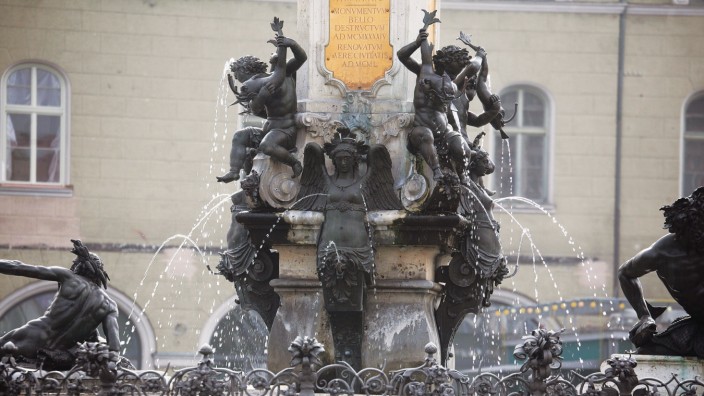 Der Augustusbrunnen am Rathausplatz ist einer von drei Prachtbrunnen in Augsburg.