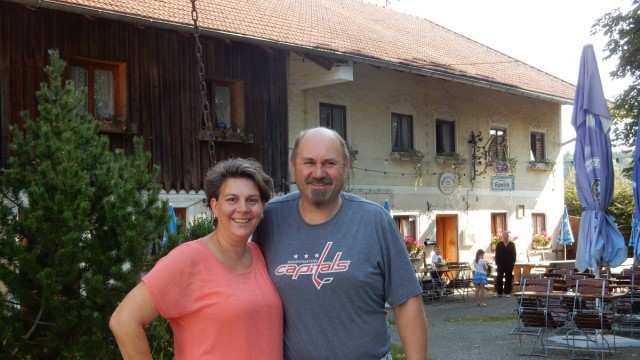 Karin und Robert Hansch vor dem Gasthaus Hansch in Feldkirchen, linkerhand die Tenne, die zum Hotel umgebaut werden soll.
