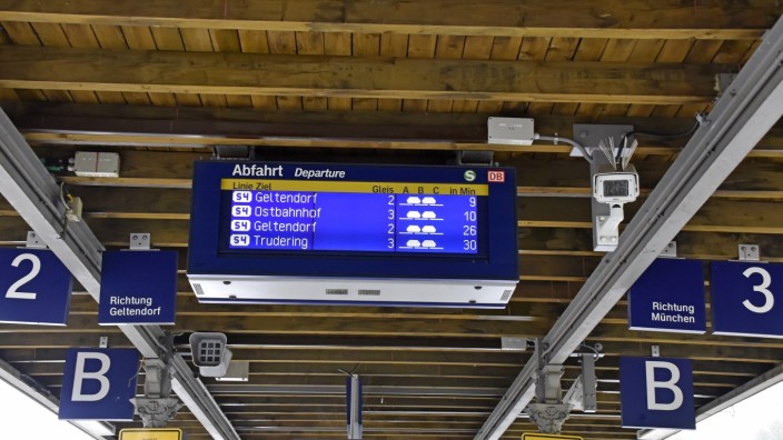 Bahnverkehr: Anzeigetafeln wie diese in Fürstenfeldbruck gibt es bald an vier weiteren Bahnhöfen im Kreis Ebersberg.