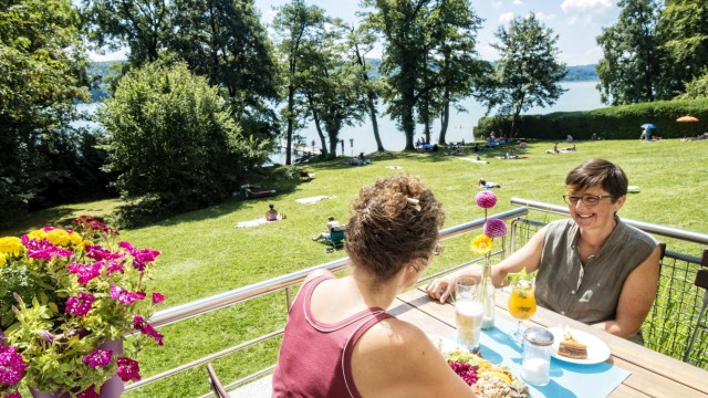 Gastronomie am Pilsensee: Die Stammgäste des Strandbads Pilsensee wie Mareike Kennedy aus Hechendorf (links) und Susanne Springer aus Herrsching (rechts) schätzen das.