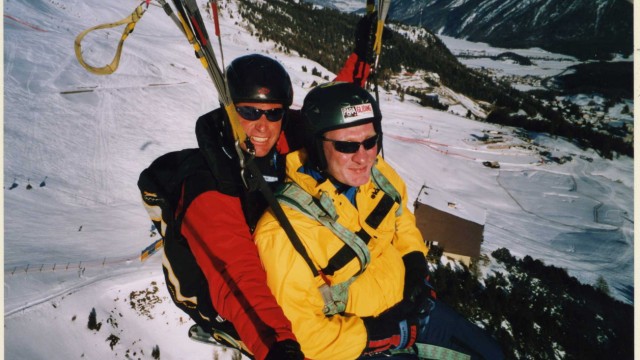 München: Aber auch nach seiner Erblindung blieb Bernhard Clausaktiv, wie der Tandemflug mit dem Gleitschirm in St. Moritz 2002 zeigt.