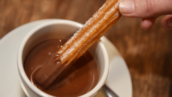 Barna im Dreimühlenviertel: Churros, so nennt man das frittierte Teiggebäck, das die Spanier in flüssige Schokolade tauchen.